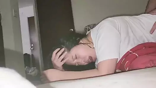 Komşu duşu bozulduğından, kocası orada olmadığı için benden yardım istiyor, bu yüzden yarağımı emme fırsatını buldu