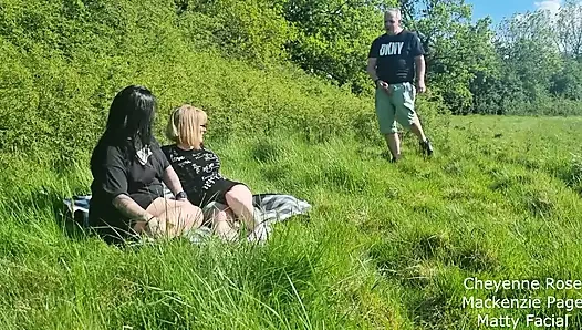 Lezbiyen çift kendilerini doğada filme alıyor