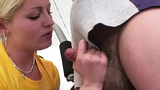 Edepsiz olgun grup sekste genişleyen amcık spekulum tarafından genişletiliyor