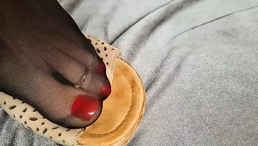 Naylon çorap ve kullanılmış topuklu ayaklar