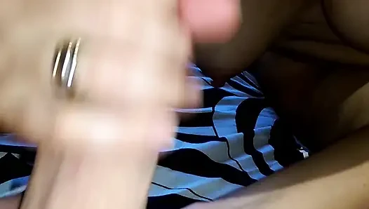 Fransız orta yaşlı seksi kadın kocasına inanılmaz bir sakso çekiyor, ateşli dölü ve diliyle oynuyor