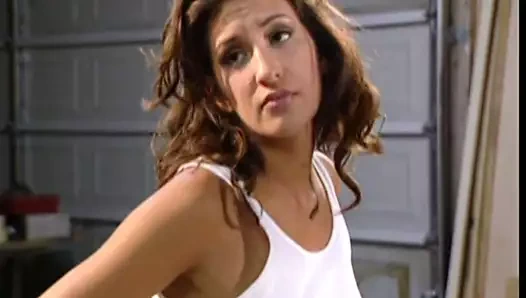 Küçük memeli esmer kadın kulübede sert sikiliyor