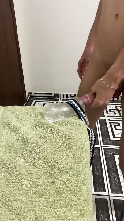 İnce yapılı, büyük yaraklı genç oğlan oyuncağını sikiyor