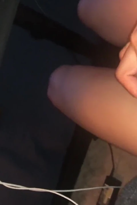 Diğer videolarımı yayınlarken sert yarağıma mastürbasyon yapmak zorunda kaldım