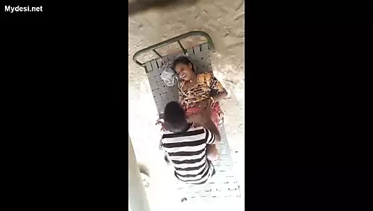 Jija Sali - avluda sert sikişiyor