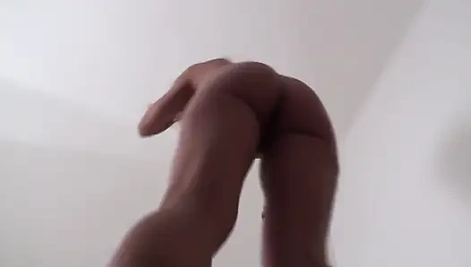 İri göğüslü orta yaşlı seksi kadın itaatkar sevgilisini eziyor