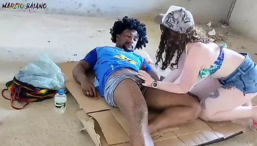 İşemek için sıkı kız terk edilmiş bir binadan giriyor ve büyük yarakla dilenciyle seks yapıyor