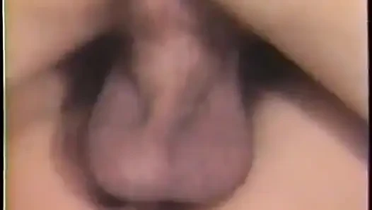 Azgın genç erkek avcısı en iyi arkadaşı kocasının yarağına yatak odalarında biniyor