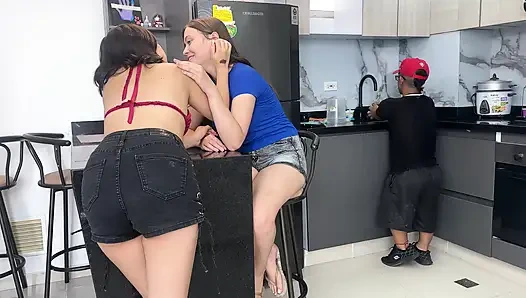 Sert ve büyük yaraklı küçük bir üvey baba üvey kızının azgın kız arkadaşını sert sikiyor, ta ki tüm zengin dölüyle bitirene kadar.