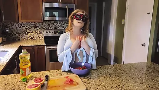 Yiyecekleri eziyorum ve büyük orta yaşlı seksi kadının göğüslerine sürtüyorum