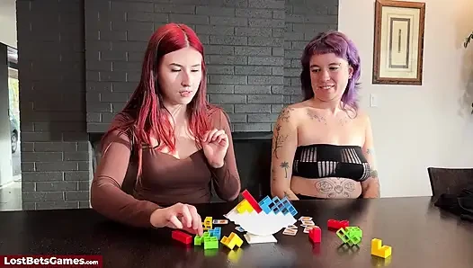Striptiz oyunu kazanilirken seksi oyuncaklar çıkıyor