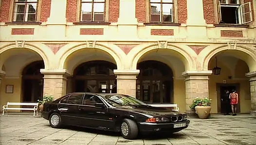 İki muhteşem model bir esmer ve bir sarışın büyük bir yarağı paylaşıyor.