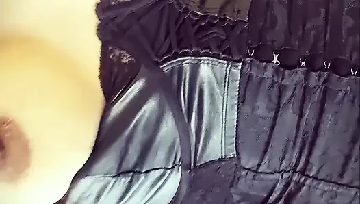 Gotik kız şu anda ateşli ve büyük göğüsleriyle oynamak istiyor