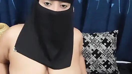 Sevimli tombul tesettürlü kız amını parmaklıyor ve domaltarak tam çıplak