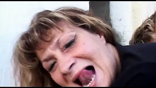 Olgun Ve Genç Ateşli Anal Sikiş - Deneyimli Alman Orta Yaşlı Seksi Kadın Genç Delikanlıya Derin Göt Sikişi Öğretiyor