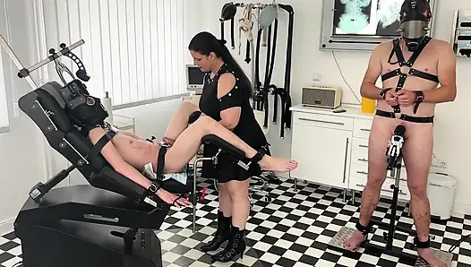 Fetiş lofts köle kliniği - orta yaşlı seksi kadın 2 köleyi sert parçalarla tedavi ediyor 3-4 bdsm tıbbi muayene ve oyuncak işkencesi!