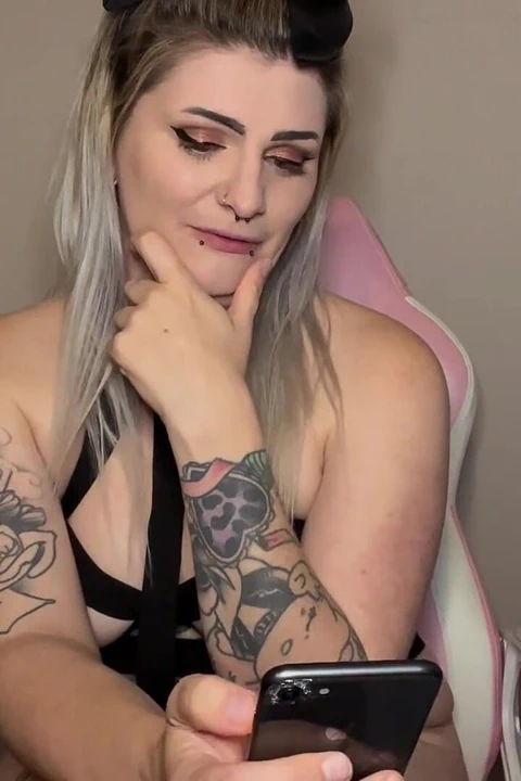 Minik penis resimlerine gülüyor