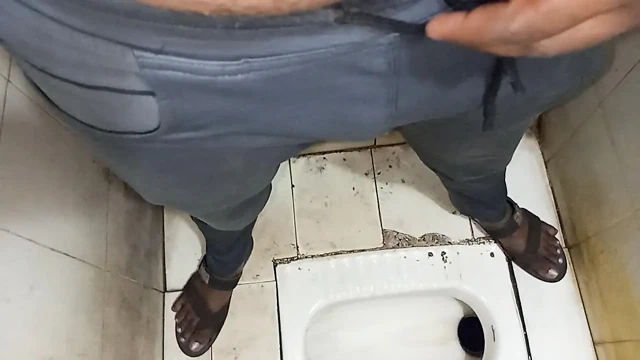Hintli oğlan evli kadın ofis odasında öpüşüyor seks videosu