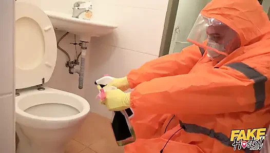 Fake hostel - balerin Victoria Pure ve Ellie parti yaparken geç yakalanıyor ve ev sahibinden vahşi bir gece yarısı üçlü grup seks dersi alıyor