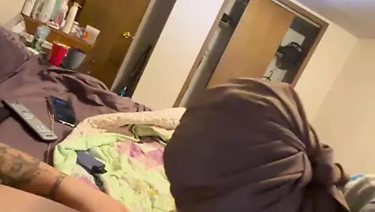 Sürtük ev hanımı NOBLELUST'a ve hayranlarına hatırlatıyor