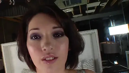 Seksi esmer ağzında büyük sert yarağın tadını çıkarıyor