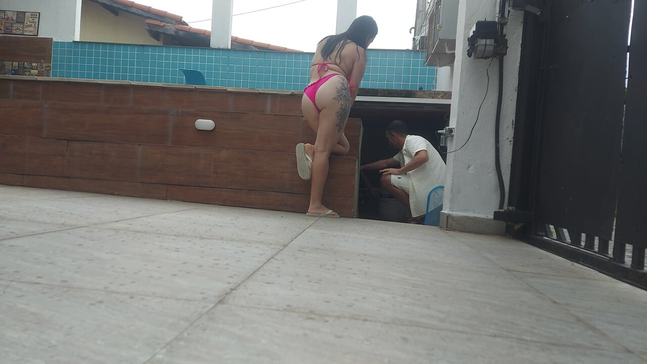 Evli Morena kocasının evden gitmesini, amını havuz görevlisine vermesini bekledi