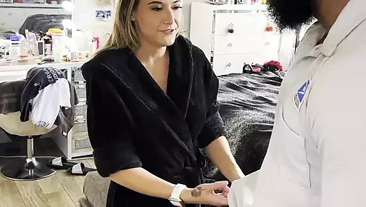 Ateşli evli kadın büyük zenci yarağı postacıyla sikişiyor ve yüzüne boşalmak için yalvarıyor