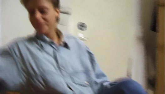 lesbe mit grossen titten geht fuer geld mit zum casting und steckt sich vibrator in die pussy