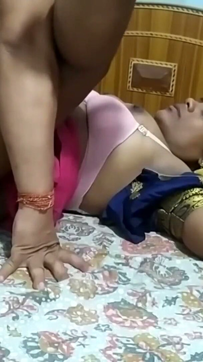 Sevimli evli evli kadın Sikha sari içinde ateşli görünüyor ve erkek arkadaşıyla evde yalnız başına domalarak sikişiyor Xhamster.Com | Klip 3