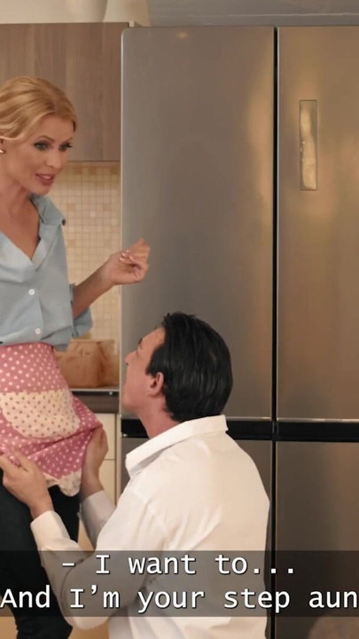 MATURE4K. Ateşli üvey akrabam bana en hediyeyi aldı | Klip 1