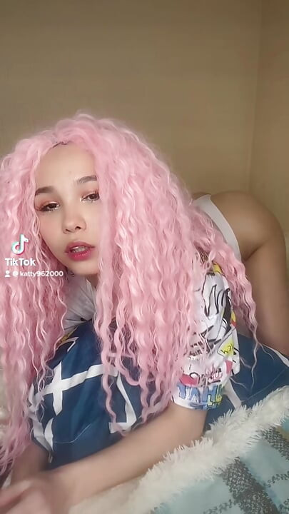 Tik-tok 18+ genç Asyalı kız babaları çekmek için