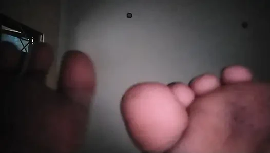 Sevimli ateşli kız 18+ tüm varlıklarınız karşılığında temiz yalamak için pis ayaklarıyla sizi kutsar.