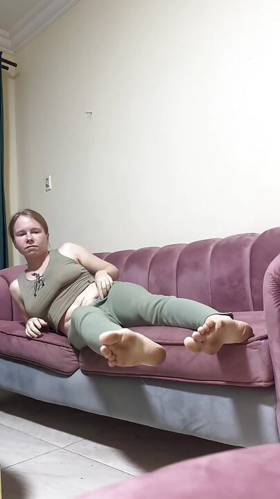 Sıcak porno izleyin ve ona mastürbasyon yapın