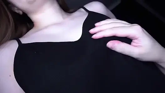 Utangaç üvey kız kardeşle göğüslerini emiyor ve meme ucuyla oynuyor