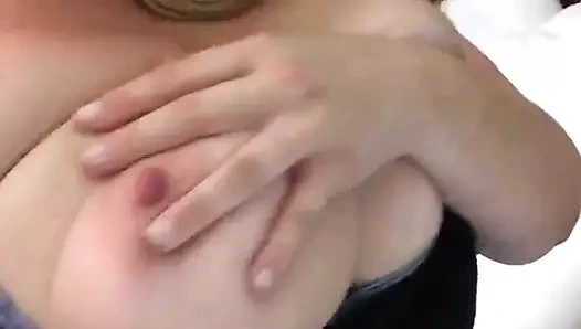 Sarışın iri güzel kadının göğüsleri