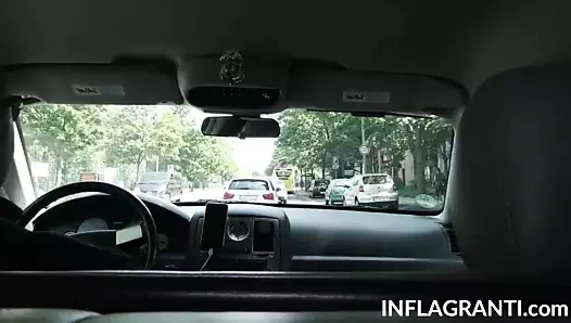 bebeğim temmuz güneş jumps üzerinde bir şişman horoz ile onu göt