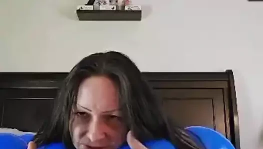 Kalçalarım arasında balon patlatıyor