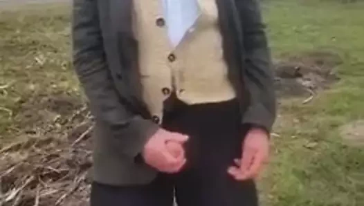 Un batran la 80 de ani isi face laba