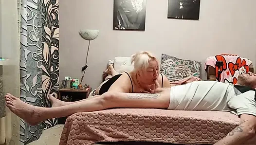 Sakso çektikten sonra boşalıyor