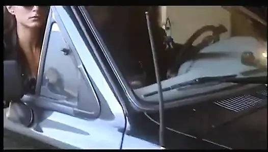 Esmer orta yaşlı seksi kadın iki adam tarafından çifte sikiliyor