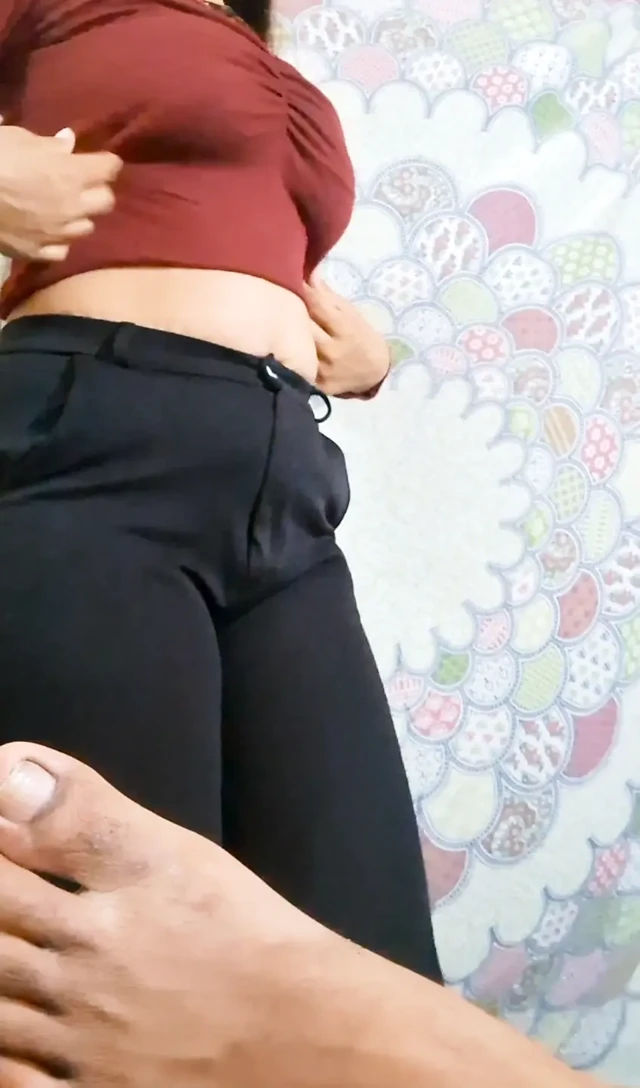 Öğrenciler büyük yarak, dar am, kısa etek, kot pantolon ve üst giyiyor