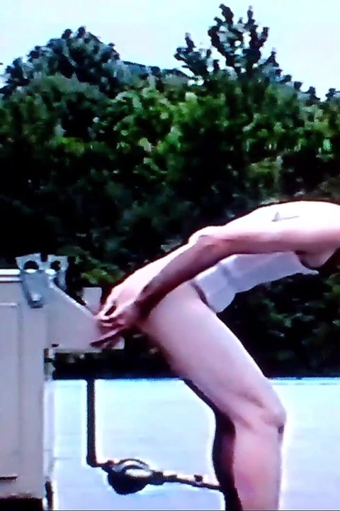 Travesti çatıda dev bir dildoya biniyor