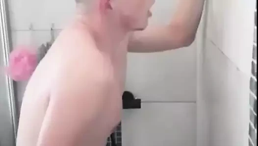 Uygun delikanlı mastürbasyon içinde the duş