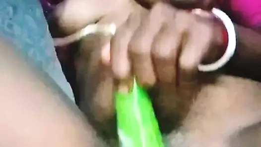 Asyalı sevimli evli kadın brinjal ile kendini tatmin ediyor ve amını fışkırtıyor