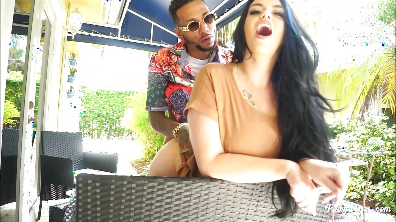Ryan Smiles Pawgqueen.Com'de halka açık brunch seksi yapıyor