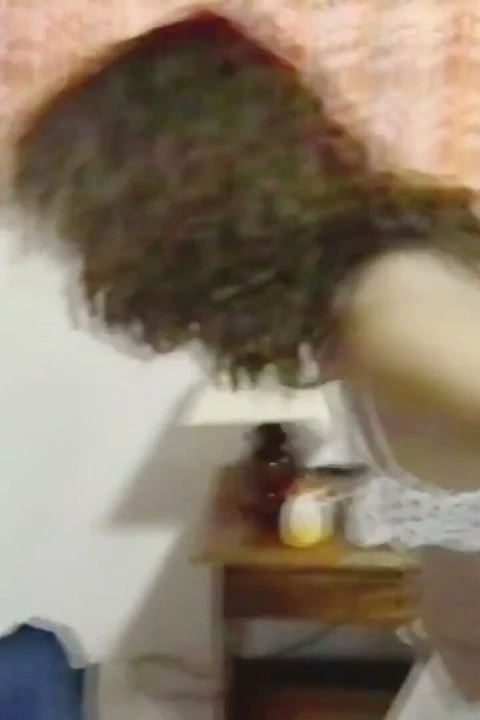 Plaj otelinde, üvey anneme ilk kez yarağımı emdirmeyi başardım - lezzetli bir karşılıklı elle muamele.