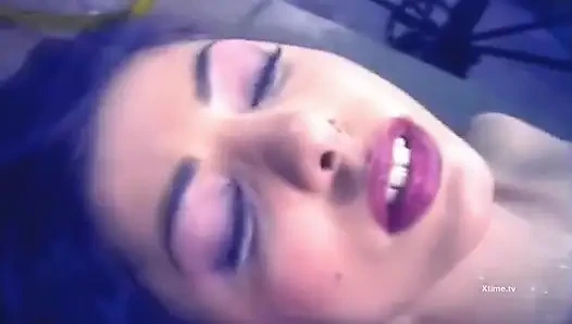 Esmer ateşli kız sınırsız ve sikiliyor