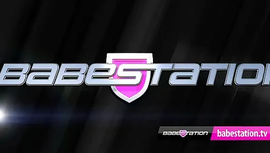 BABESTATION - Jess West fingert ihre muschi in strümpfen