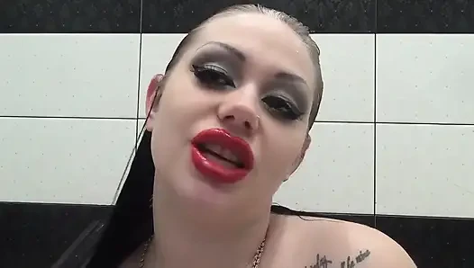 Seksi makyajla saç yıkama ve ıslak saç fırçalama