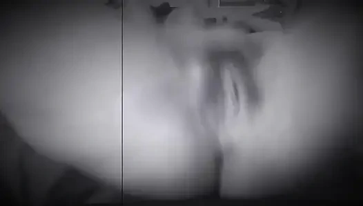 Evli kadın deliklerine saygısızlık yaparken inliyor, çoklu orgazm